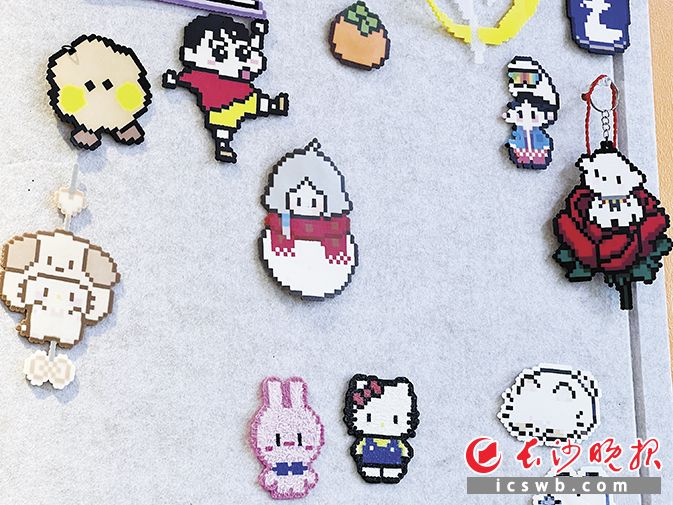 店内的墙壁上挂着拼豆作品。