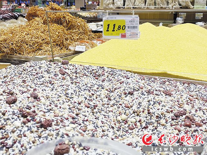 超市准备了混合好的散装腊八粥食材,市民直接购买无需自己搭配。长沙晚报实习生 甘梓茵 摄