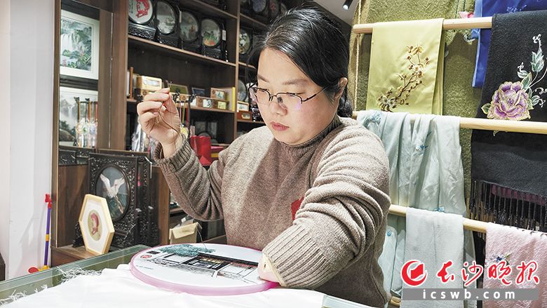 杨凯崎正在认真刺绣。长沙晚报全媒体记者 李金 摄
