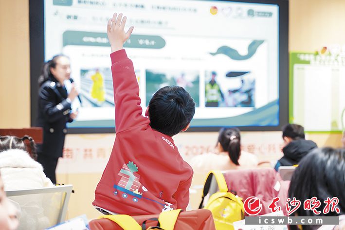 精英路社区公益托管班的托管第一课邀请交警姐姐给孩子们讲授交通安全知识。长沙晚报全媒体记者 李卓 摄