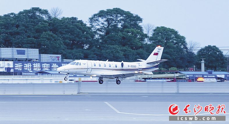 1 月26 日7 时26 分,中国民用航空飞行校验中心一架赛斯纳560 校验飞机在长沙机场第三跑道执行飞行校验。长沙晚报全媒体记者 王志伟 摄