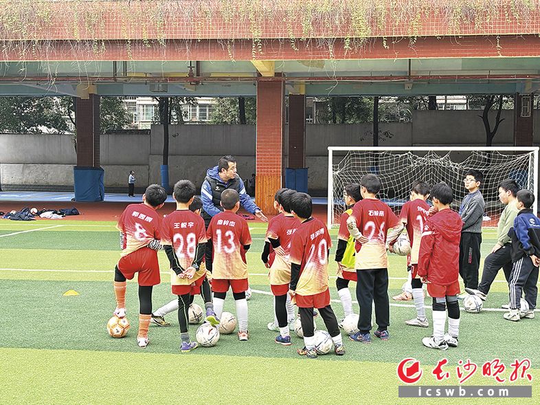 2 月4 日，在雨花区长塘里小学的足球场上，教练万磊带着队员正在进行寒假足球训练。 长沙晚报实习生 邹静逸 摄