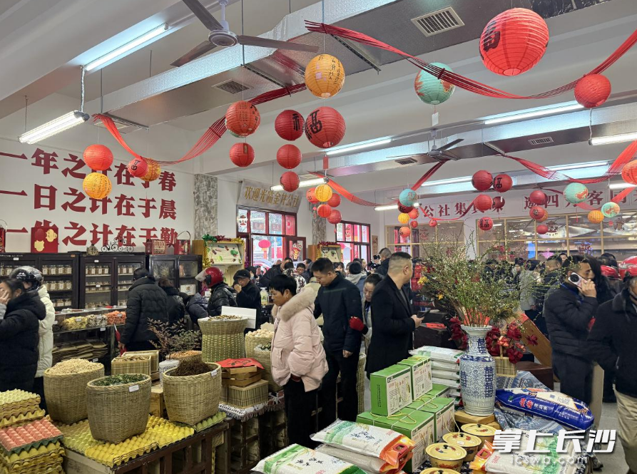 活动现场人流如织。