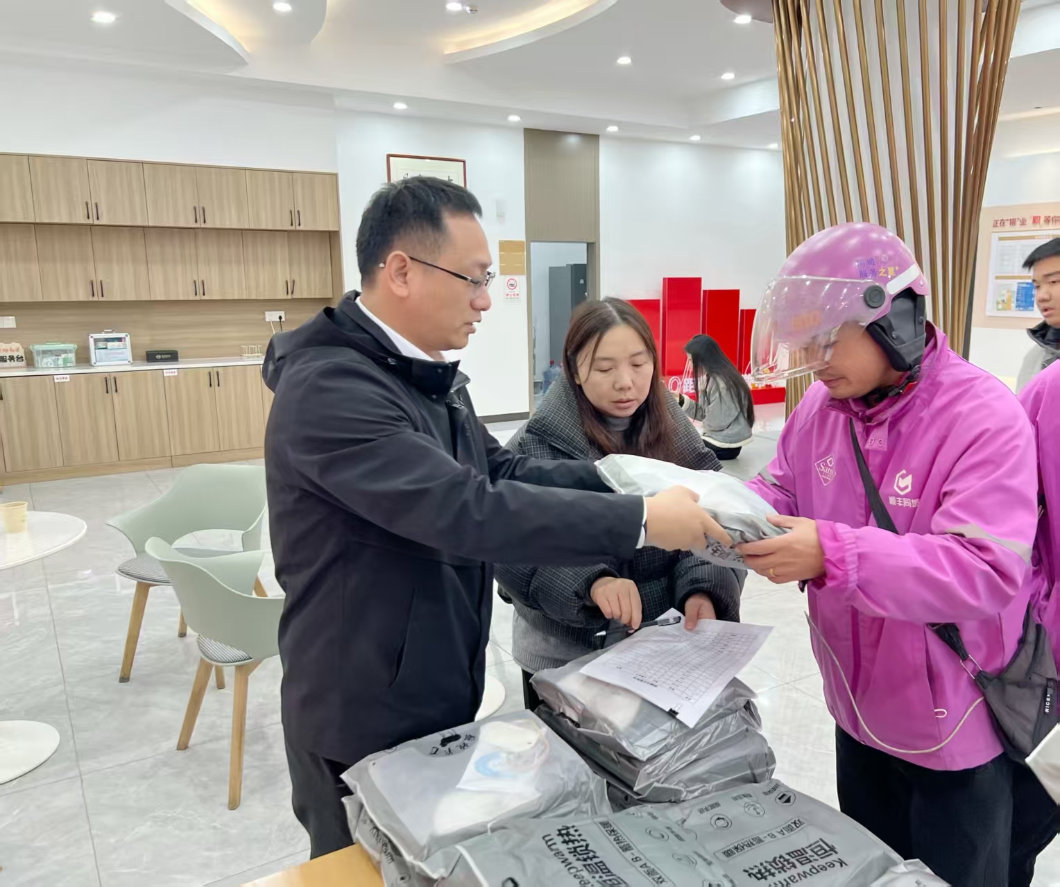 流动党员党支部为骑手派送保暖物资。