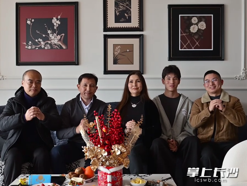 马克萨特和家人、朋友一同送上真挚的新年祝福。