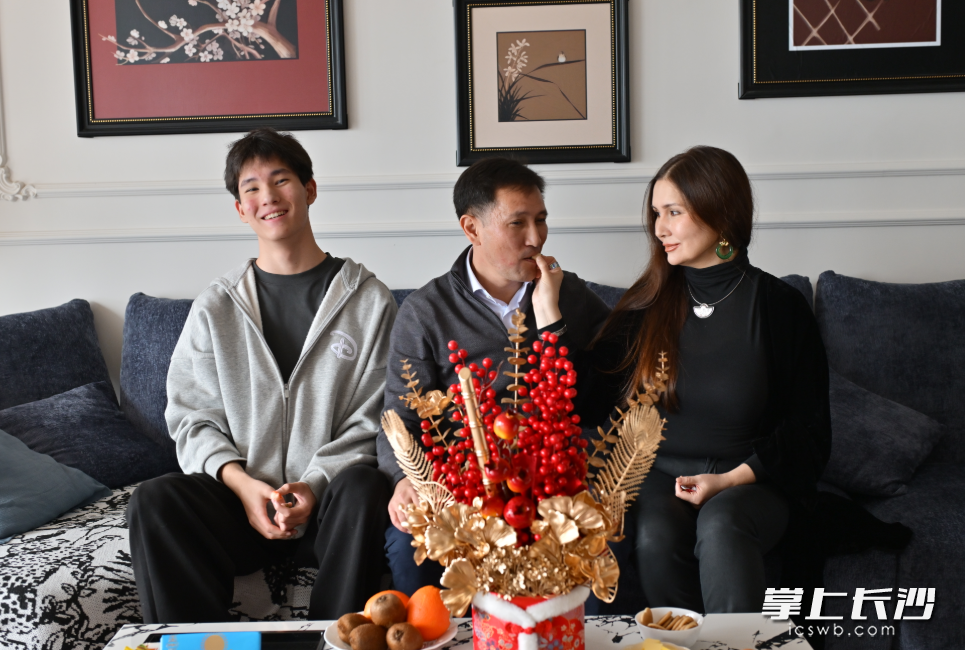 马克萨特一家在长沙县共度春节。均为星沙时报记者 刘思源 摄