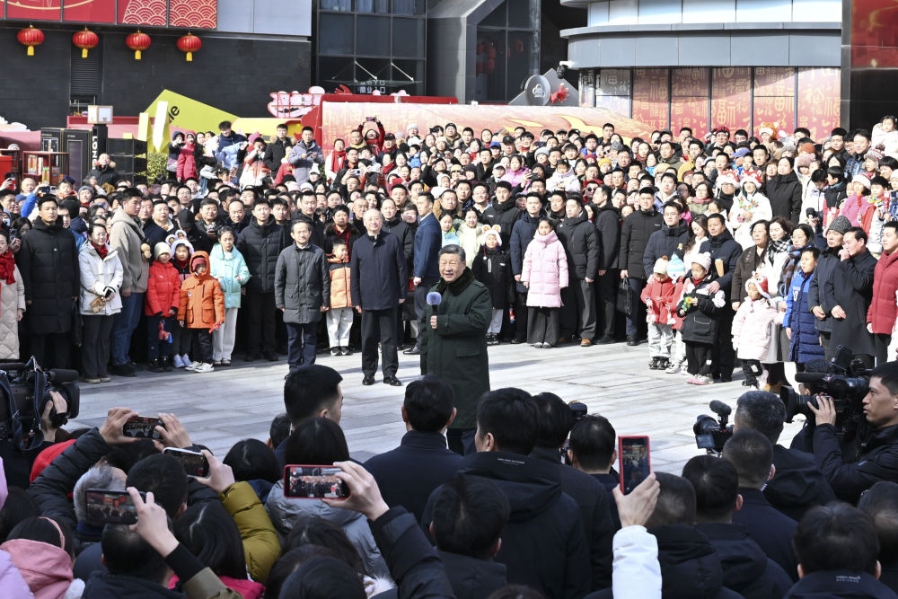 2026年2月，习近平总书记在北京东城区隆福寺街区考察。新华社记者 殷博古 摄
