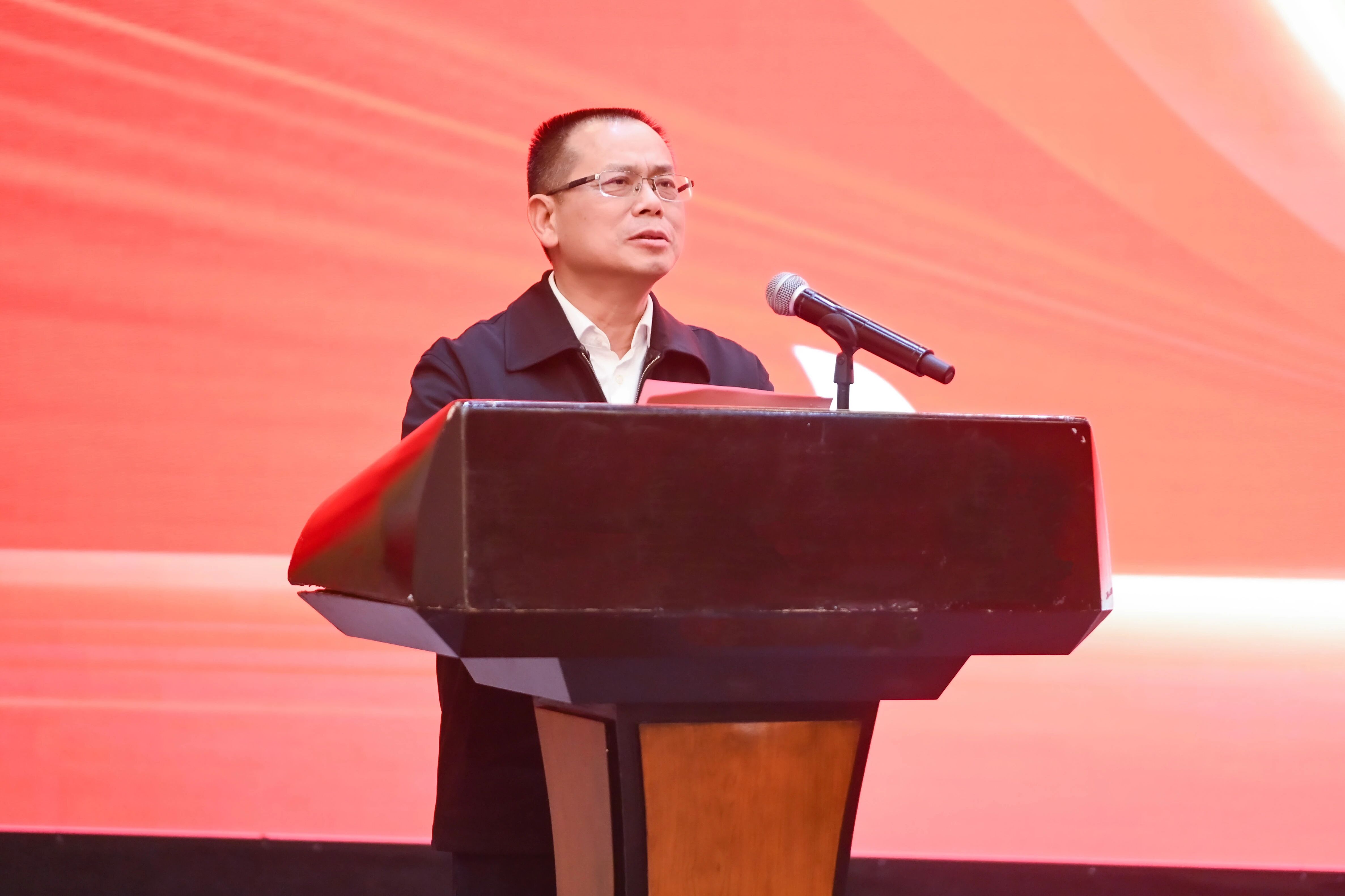 市人大常委会党组书记、主任罗缵吉讲话。 市人大常委会党组书记、主任罗缵吉讲话。