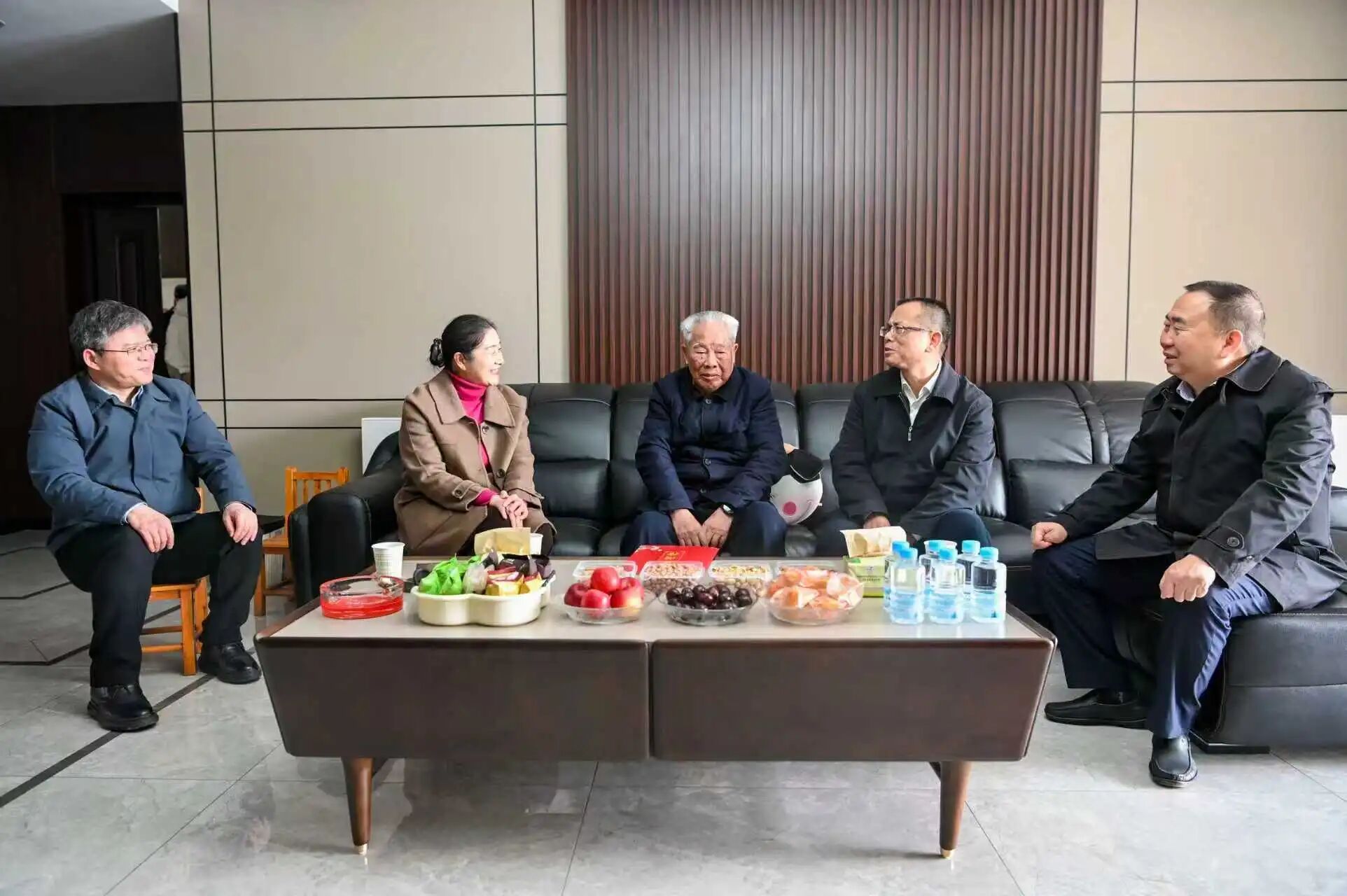 罗缵吉看望慰问陈香成。