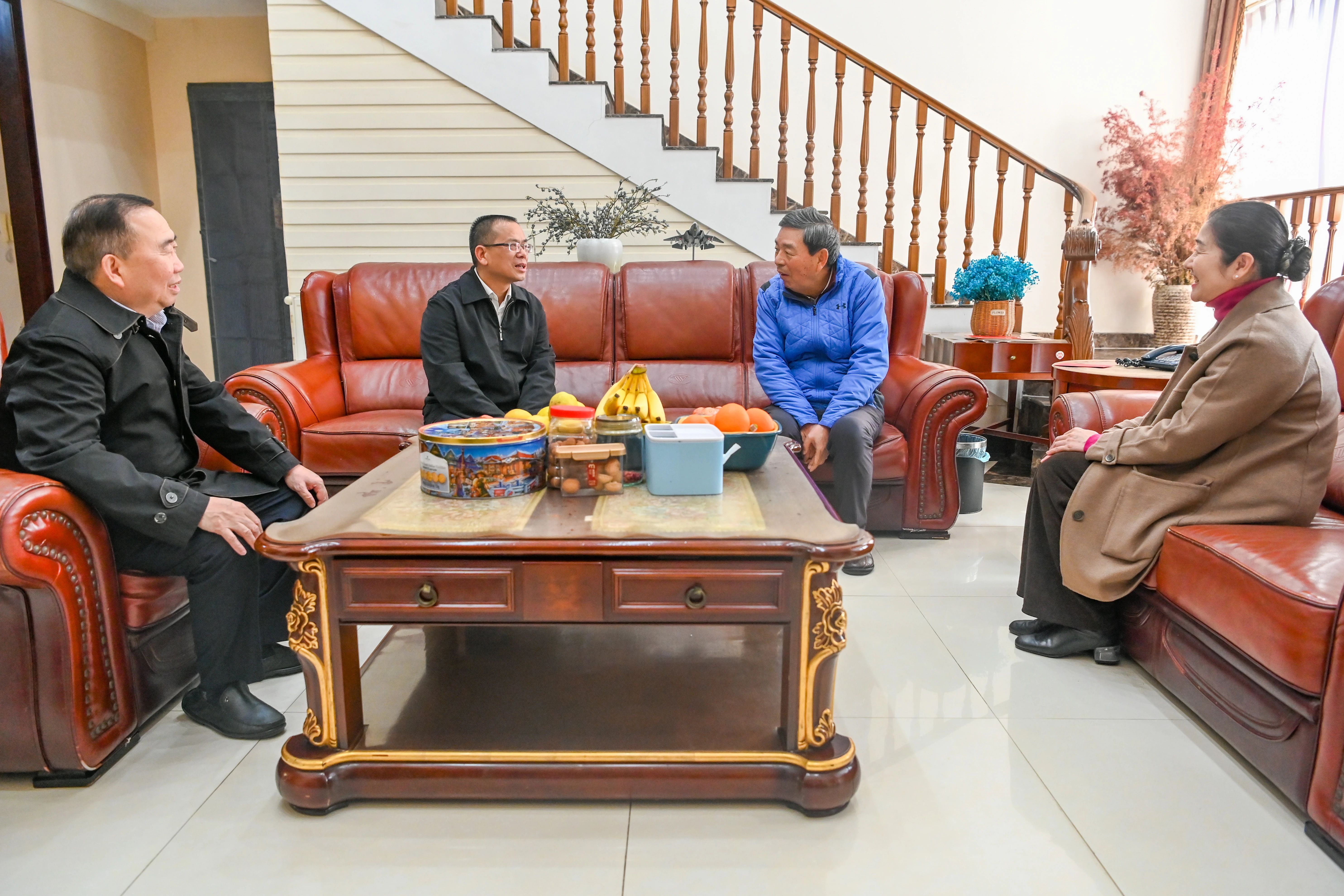 罗缵吉看望慰问袁观清。