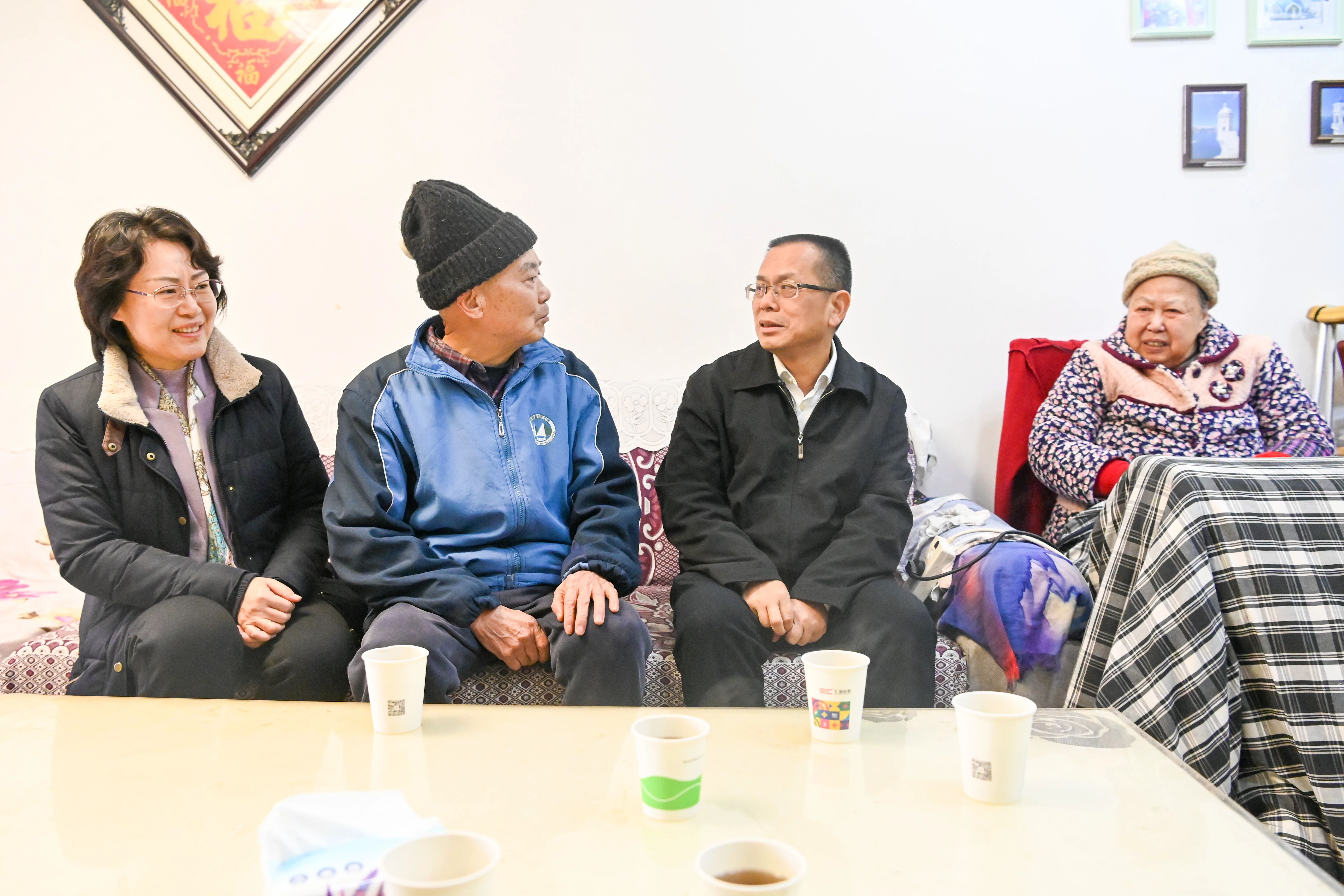 罗缵吉慰问困难群众。