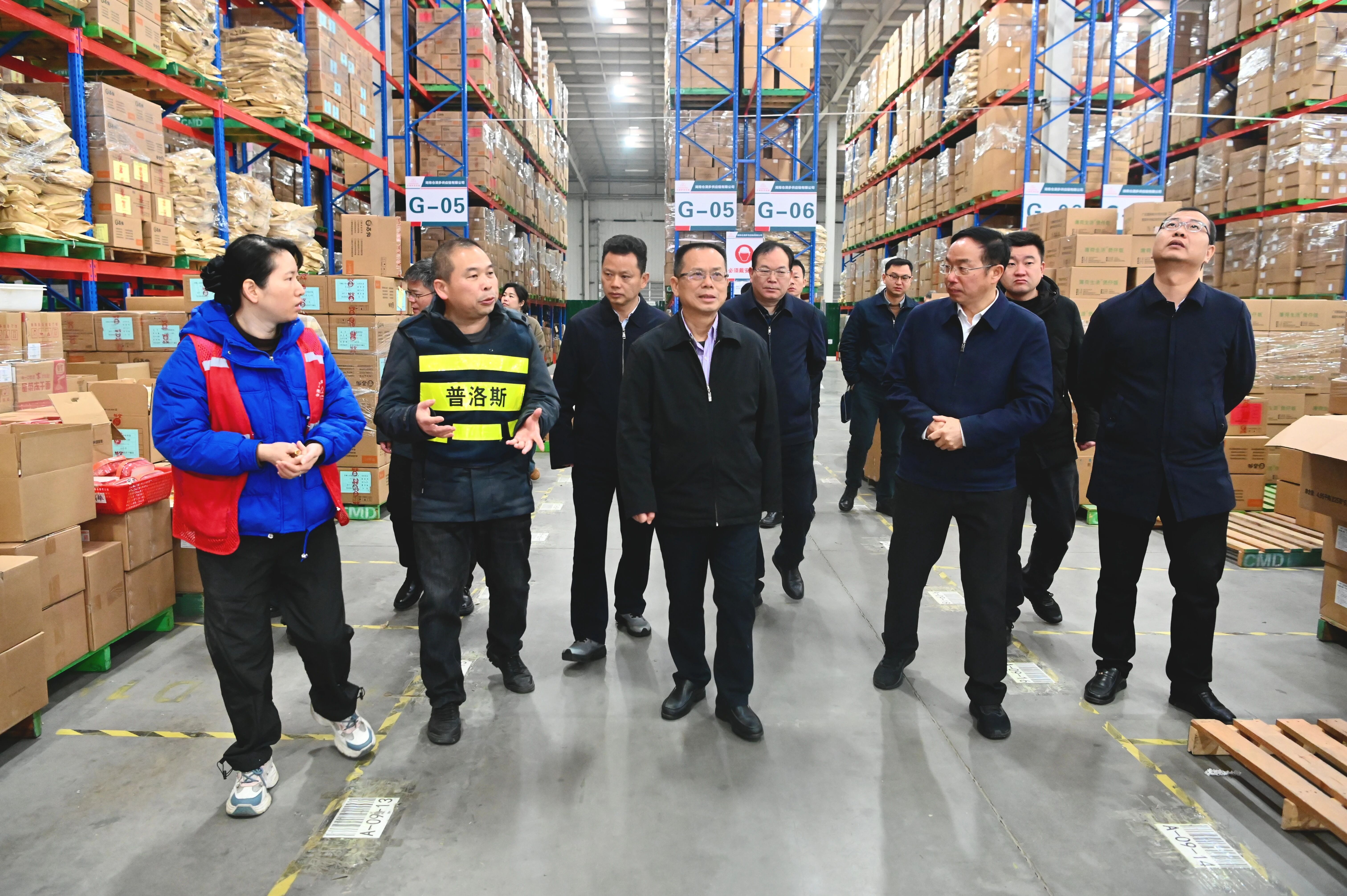 罗缵吉一行走进普洛斯望城经开区物流园,察看消防设施配备、应急通道畅通等情况。 罗缵吉一行走进普洛斯望城经开区物流园,察看消防设施配备、应急通道畅通等情况。