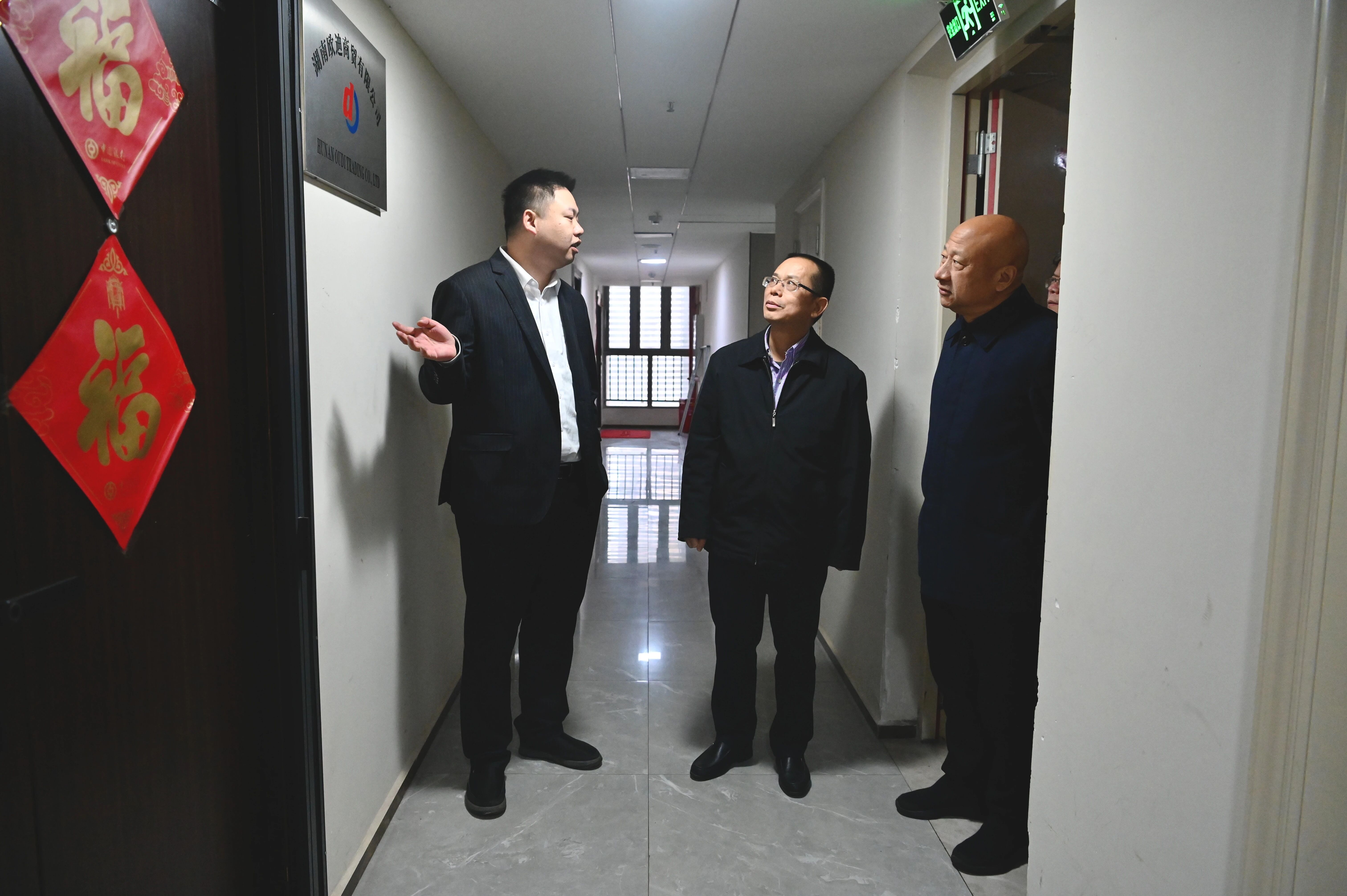 罗缵吉一行走进望城区大泽湖街道信城·湘江揽月督导消防器材维护等情况。 罗缵吉一行走进望城区大泽湖街道信城·湘江揽月督导消防器材维护等情况。