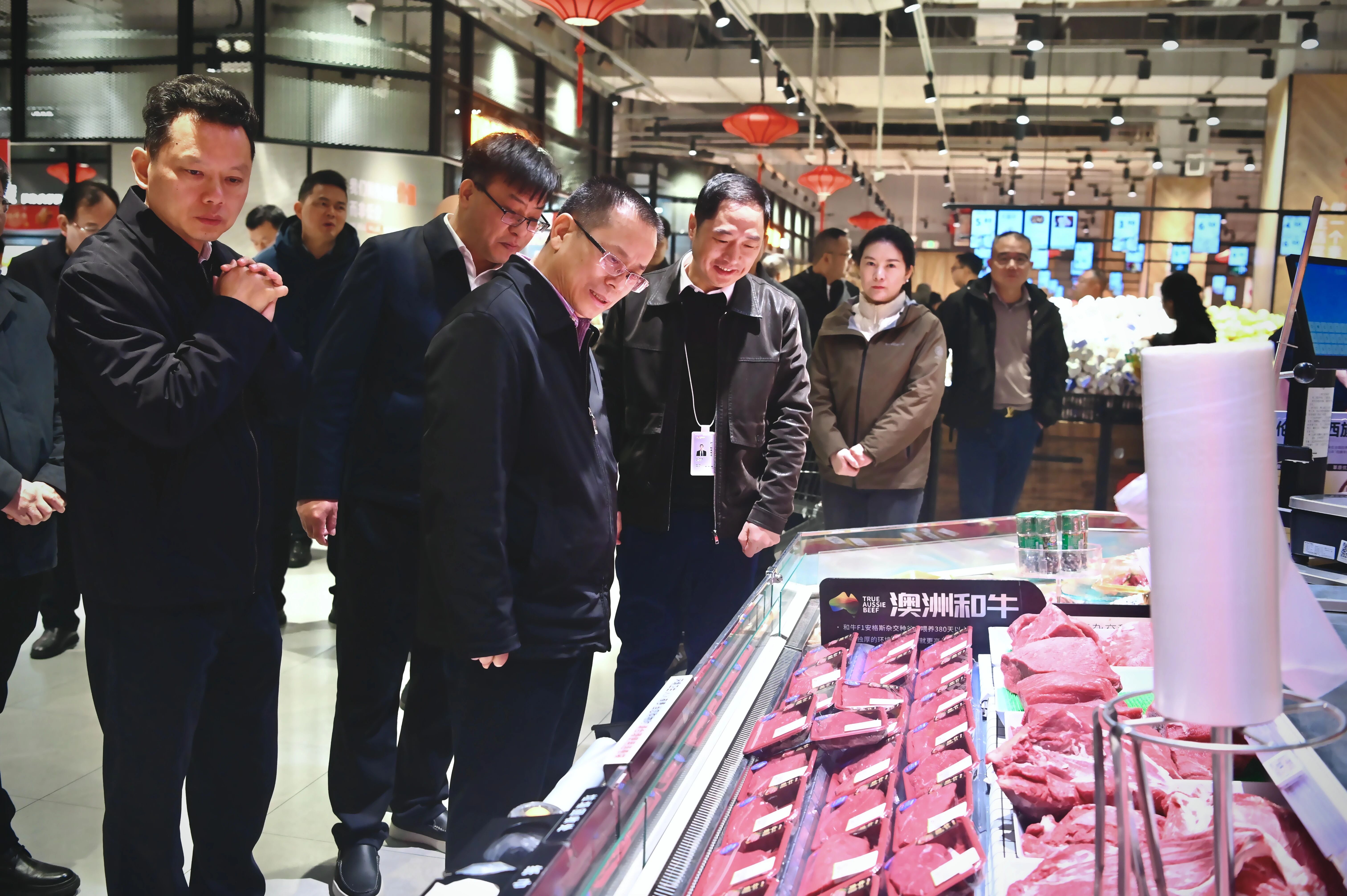 罗缵吉一行来到望城区月亮岛街道砂之船·奥特莱斯,督导检查食品安全、消防安全等工作。 罗缵吉一行来到望城区月亮岛街道砂之船·奥特莱斯,督导检查食品安全、消防安全等工作。