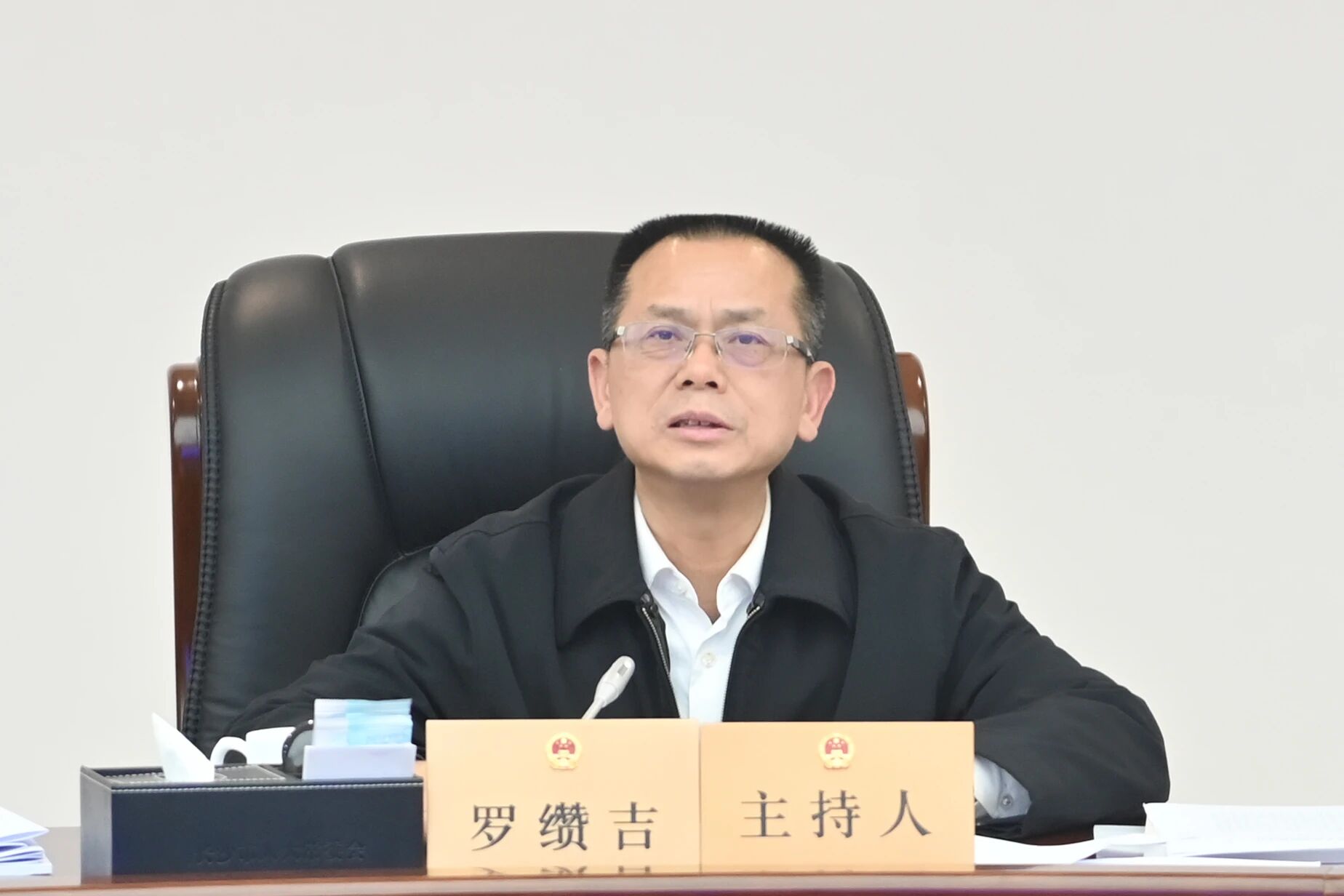 市人大常委会党组书记、主任罗缵吉讲话。