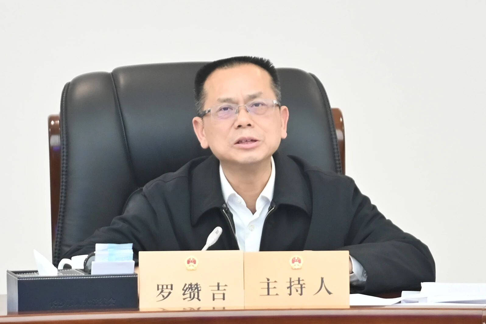 市人大常委会党组书记、主任罗缵吉讲话。