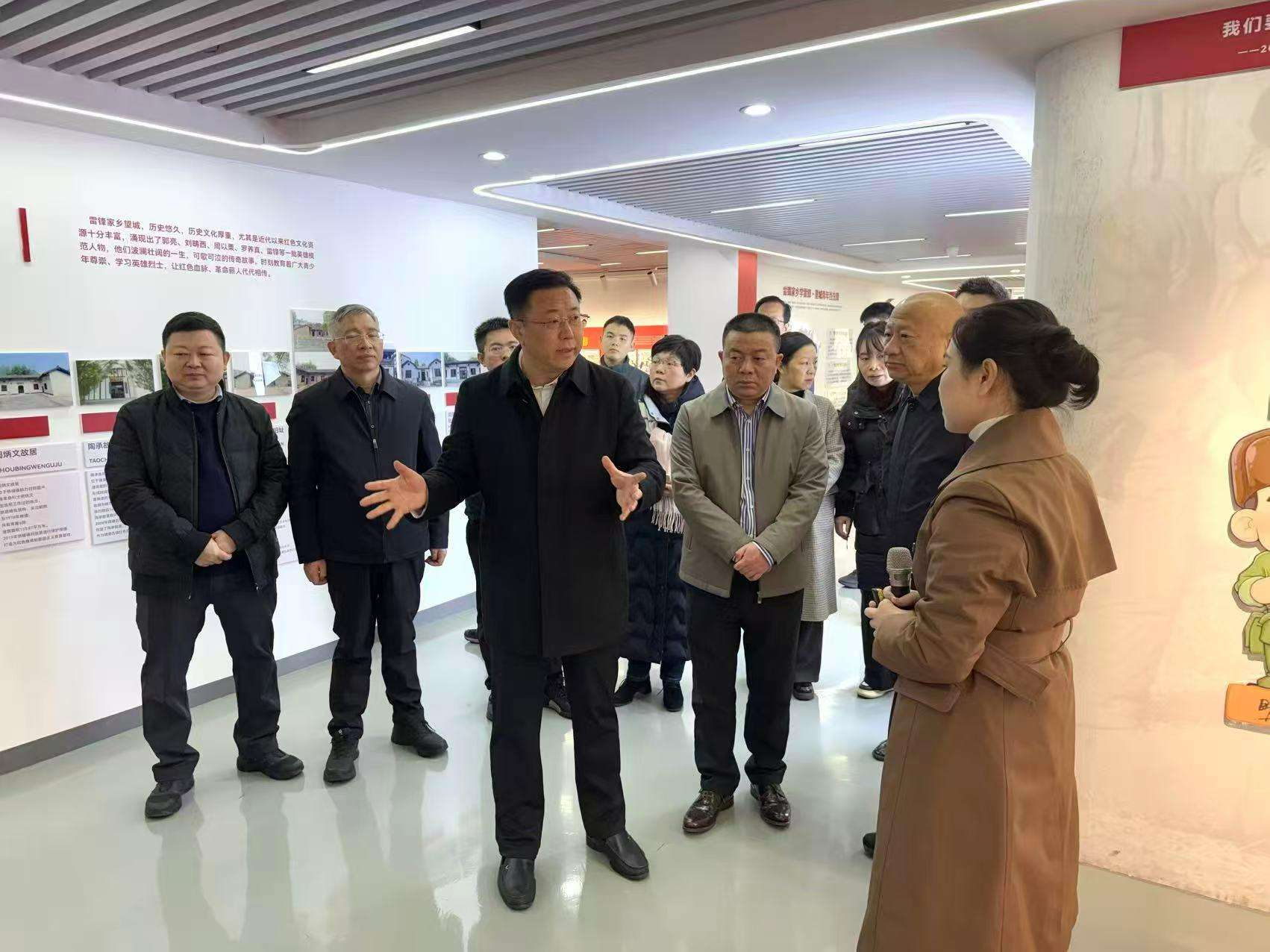 调研组一行前往望城区高塘岭街道东湖路社区开展调研。