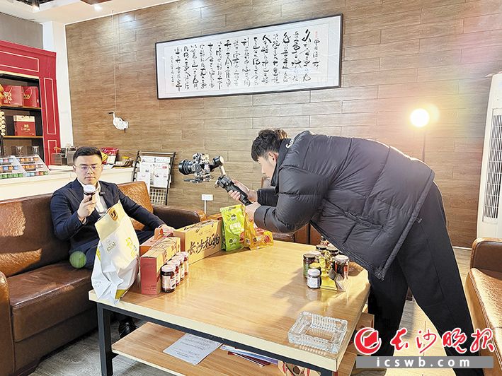 街道干部变身本土优质产品“推介官”。星沙时报记者 赵佳慧 摄
