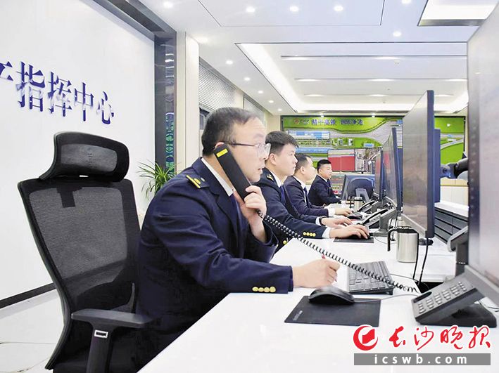 深夜，国铁广州局长沙车辆段长沙动车运用所内灯火通明，“指尖指挥官”正在抓紧调度。长沙晚报全媒体记者 吴鑫矾 通讯员 朱鹏翔 黄俊人 摄影报道