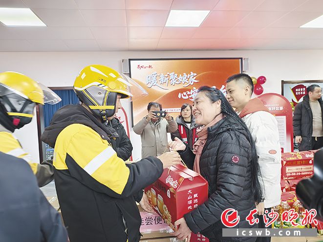 在芙蓉区荷花园街道工会驿站，骑手们接过印着“荷你在一起”的暖心礼包。长沙晚报通讯员 周彩霞 供图