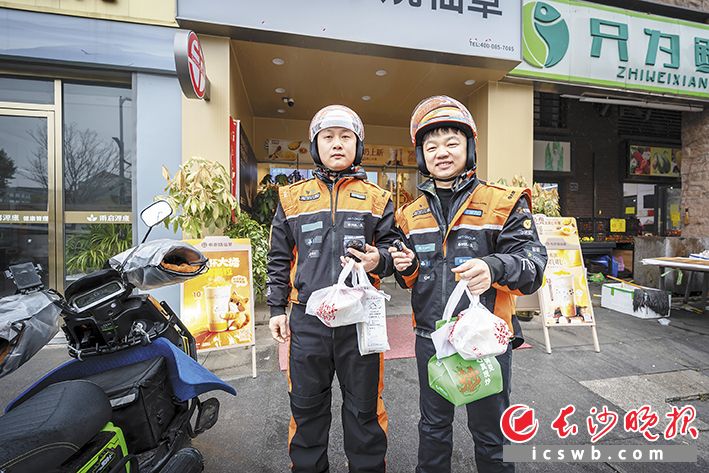 2 月12 日，长沙晚报记者跟随淘宝闪购外卖骑手高磊（左），沉浸式体验外卖配送。 长沙晚报全媒体记者 陈飞 摄
