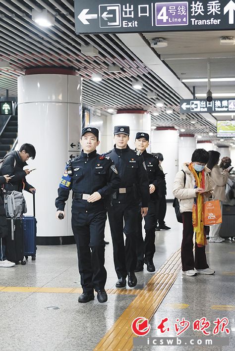 在长沙，随处可见的“藏青蓝”成为守护城市烟火的最美风景。市委政法委 供图
