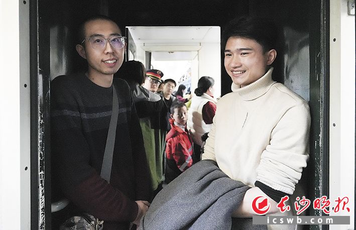 河北小伙崔江天，刚硕士毕业，这次去广州准备找份工作，他刚在这趟列车上认识湖南伢子小黄，两人相谈甚欢。