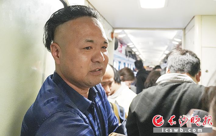 来自邵东的中年男子微信名“乐凡”，目前在广州一家服装厂做厂长，家里三个孩子，一家五口，全靠他一人。