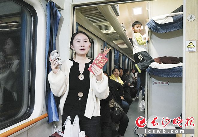 今年24岁的小谭来自湖南衡阳，去年大学毕业，目前在广东一家私企做外贸营销投流工作。