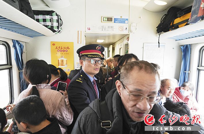 列车长陈颖正在车厢内巡视，这个春节他已连续工作70个小时。