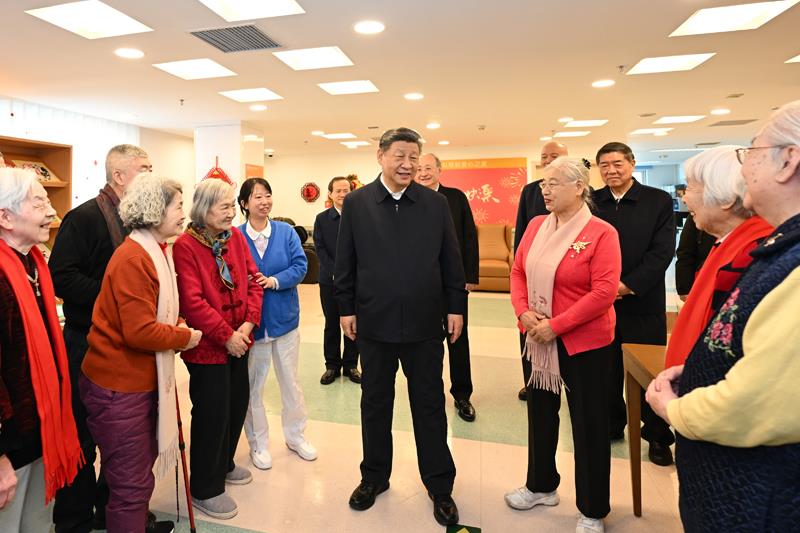△2026年2月10日,习近平总书记在北京西城区“吾老·新街”养老服务街区银龄老年公寓考察时,同老人们亲切交流。 △2026年2月10日,习近平总书记在北京西城区“吾老·新街”养老服务街区银龄老年公寓考察时,同老人们亲切交流。
