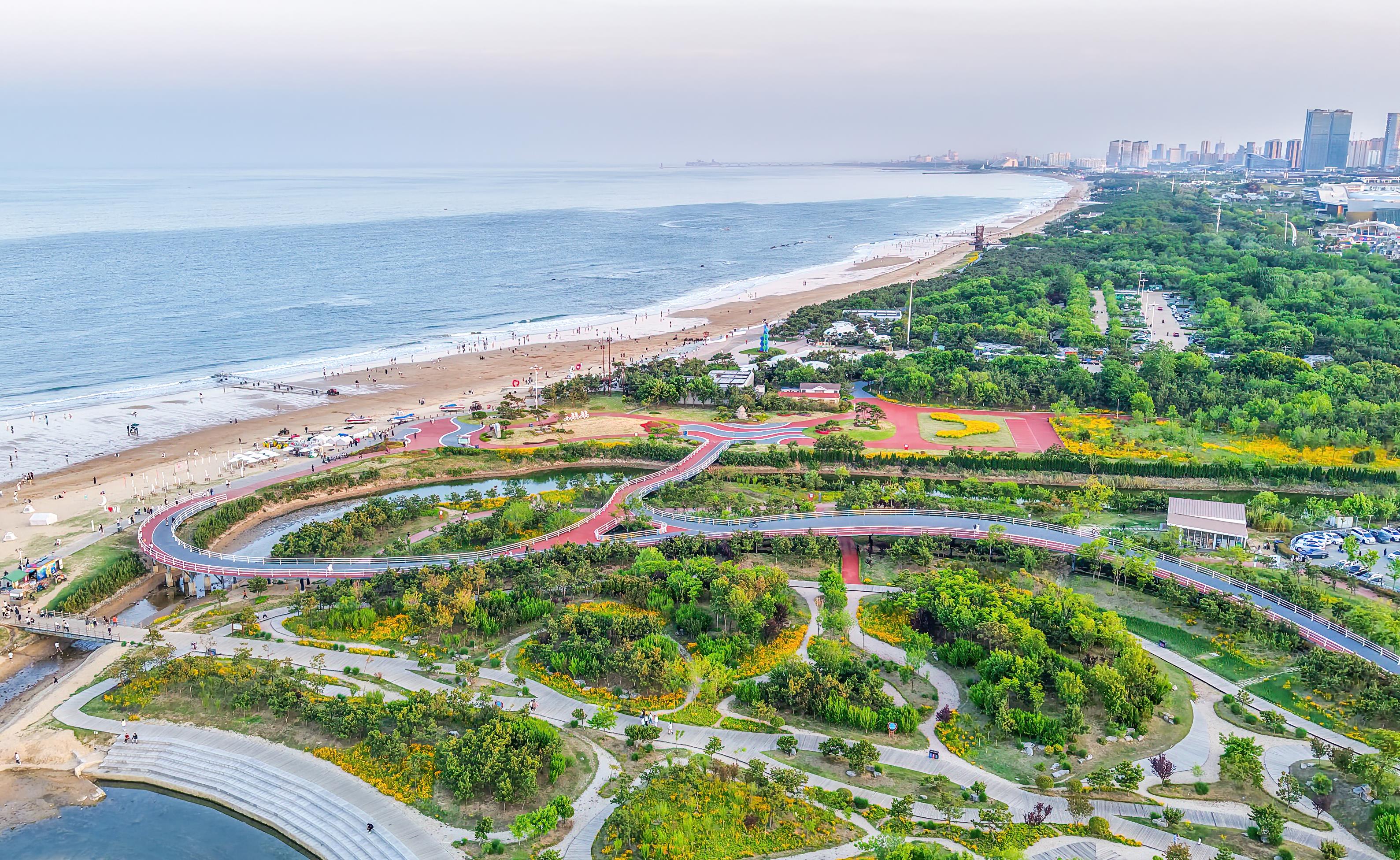 △新时代以来,美丽中国建设迈出重大步伐。图为2025年5月拍摄的山东日照阳光海岸绿道。 △新时代以来,美丽中国建设迈出重大步伐。图为2025年5月拍摄的山东日照阳光海岸绿道。