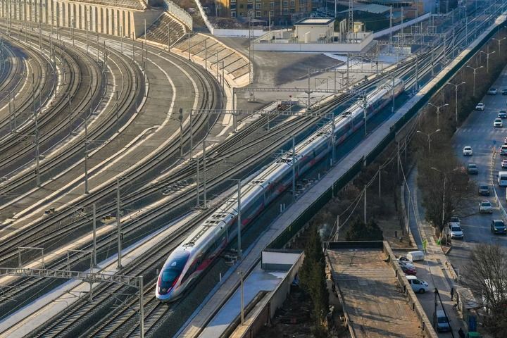 2025年12月26日,西延高铁首发列车从延安站驶出(无人机照片)。 新华社发(刘一江 摄) 2025年12月26日,西延高铁首发列车从延安站驶出(无人机照片)。 新华社发(刘一江 摄)