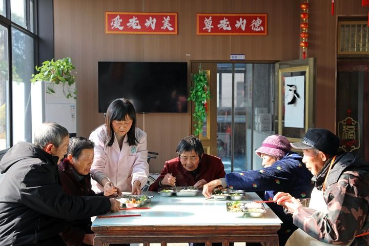 2025年12月28日,护理人员在江苏省海安高新区隆政街道德兴村亲上亲养老小院照顾老人用餐。新华社发(顾彬斌 摄) 2025年12月28日,护理人员在江苏省海安高新区隆政街道德兴村亲上亲养老小院照顾老人用餐。新华社发(顾彬斌 摄)