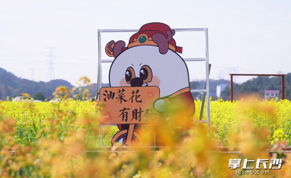 镇域IP“路小鹿”合影点。通讯员 罗嘉毅 摄