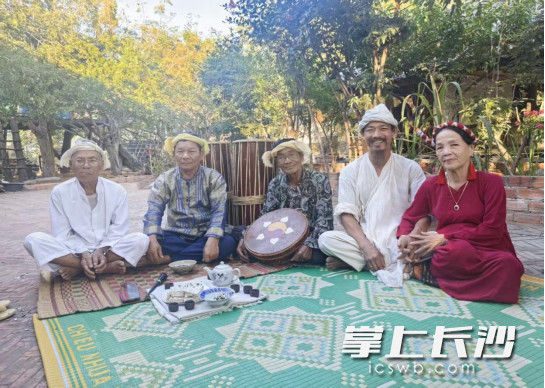 占族传统乐舞表演。 占族传统乐舞表演。