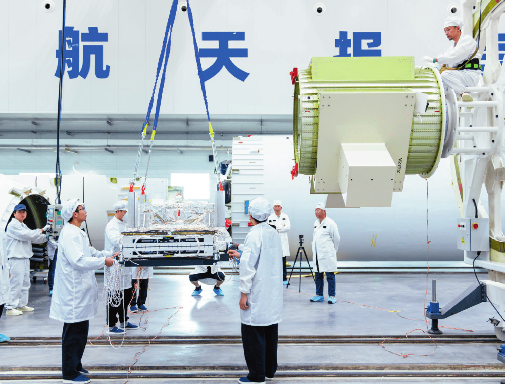 由天仪空间研制的神启号02星等6颗商业卫星在东风商业航天创新试验区发射升空。图为工作人员在进行星箭对接（2025年5月17日摄）天仪空间供图