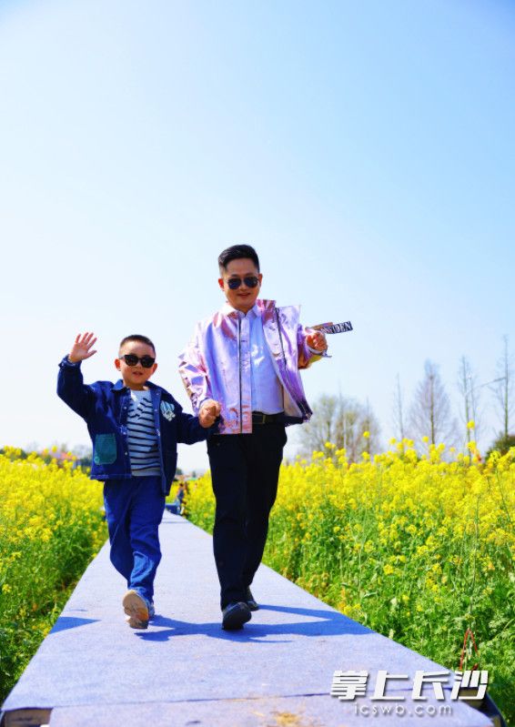 春之T台秀环节，亲子家庭上场走秀。