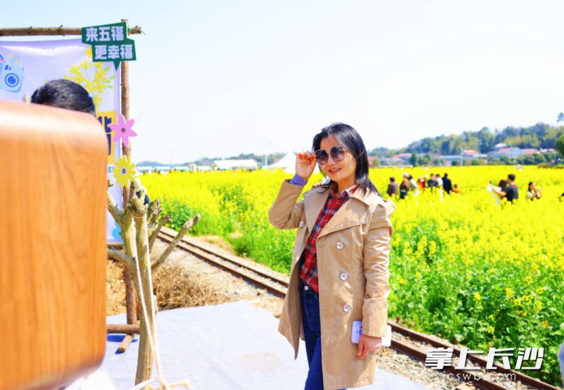 游客前往花田照相馆拍照。