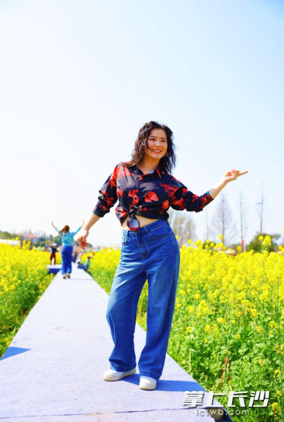田园风光与时尚走秀巧妙融合，村花摆出最美pose。