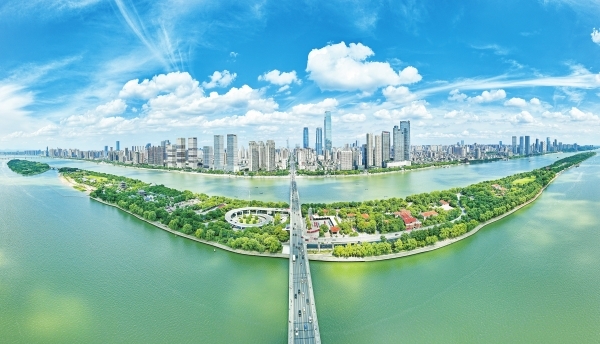 长沙湘江橘子洲大桥段，碧水蓝天与城市建筑互相映衬，尽显现代大都市魅力。湖南日报全媒体记者 李健 摄