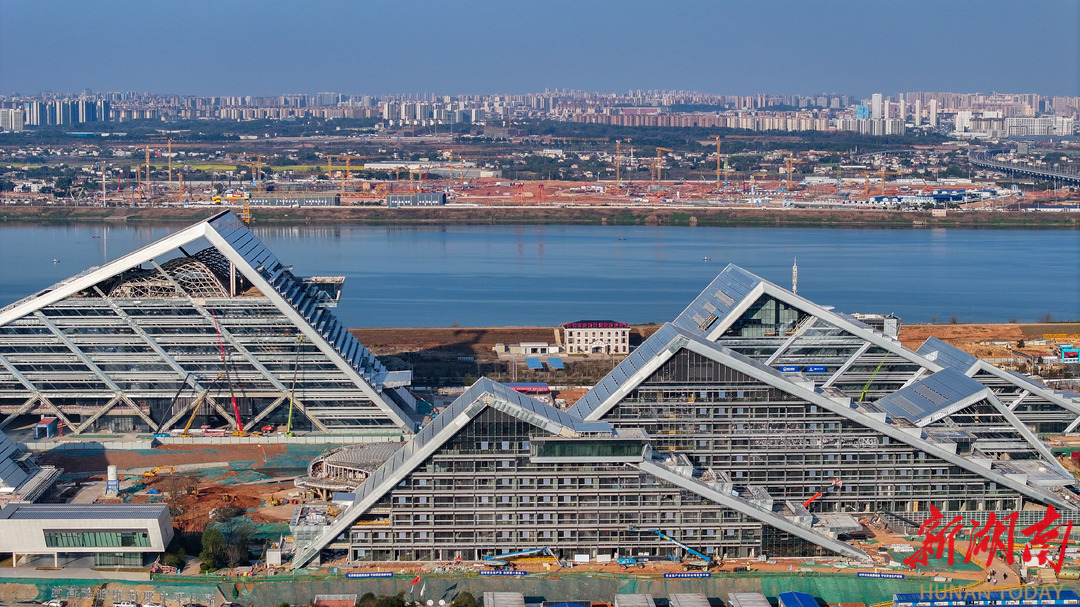 3月13日，湘江科学城项目建设现场，工人在进行玻璃幕墙与园林景观施工。项目建成后，将成为中部地区乃至全国知名的科研新地标。湖南日报全媒体记者 郭立亮 摄