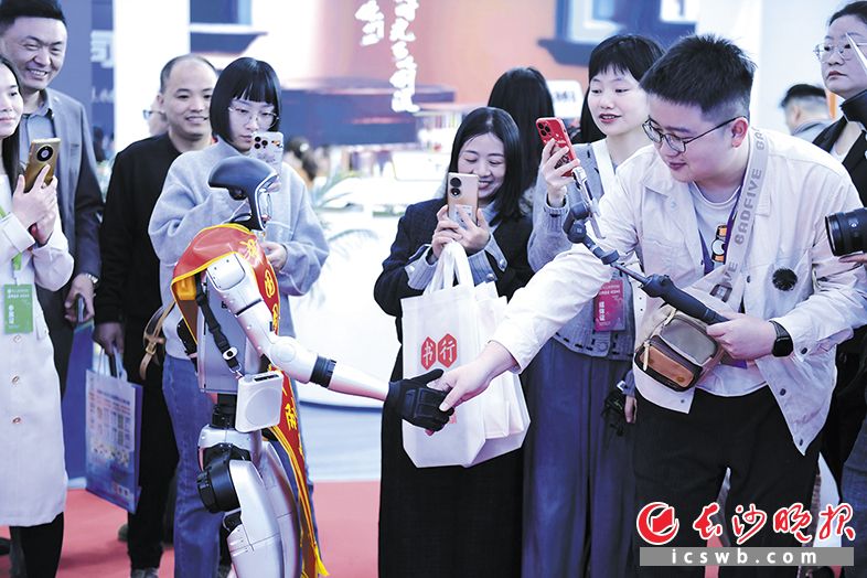 机器人现身去年岳麓书会，与读者互动。 均为长沙晚报全媒体记者 黄启晴 摄
