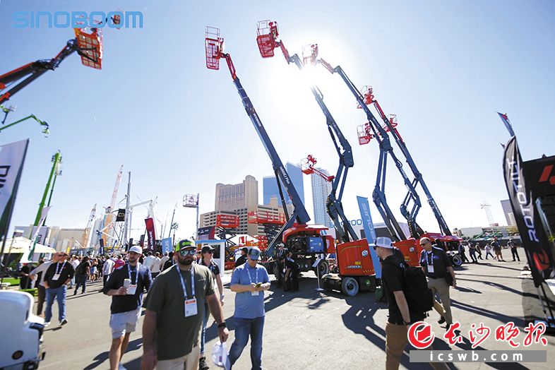 在本月上旬举行的2026美国拉斯维加斯工程机械展上，长沙工程机械收获满满。图为客商在星邦智能展位参观。 长沙晚报通讯员 宋静思供图