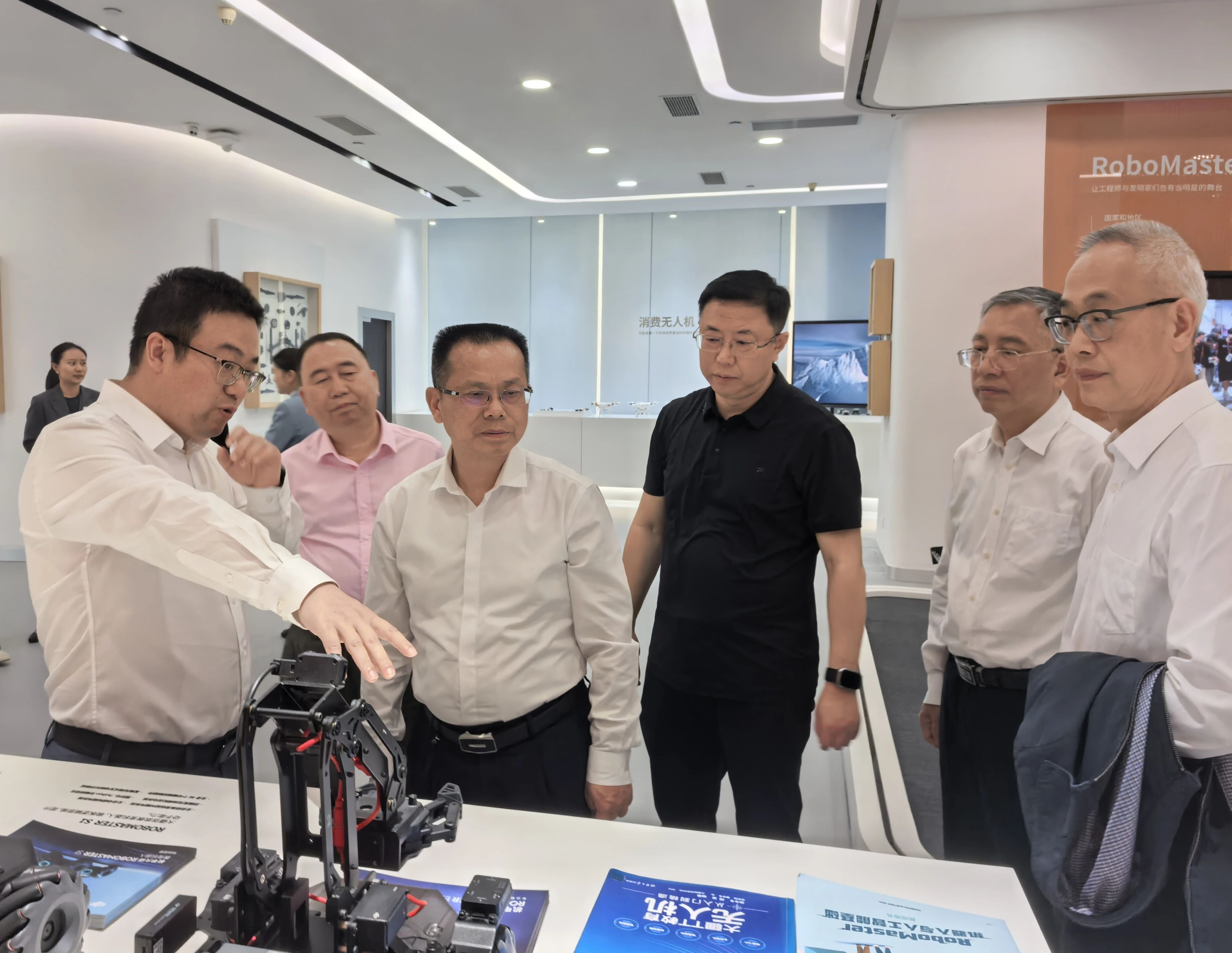 市人大常委会党组书记、主任罗缵吉一行在深圳市大疆创新科技有限公司交流学习。
