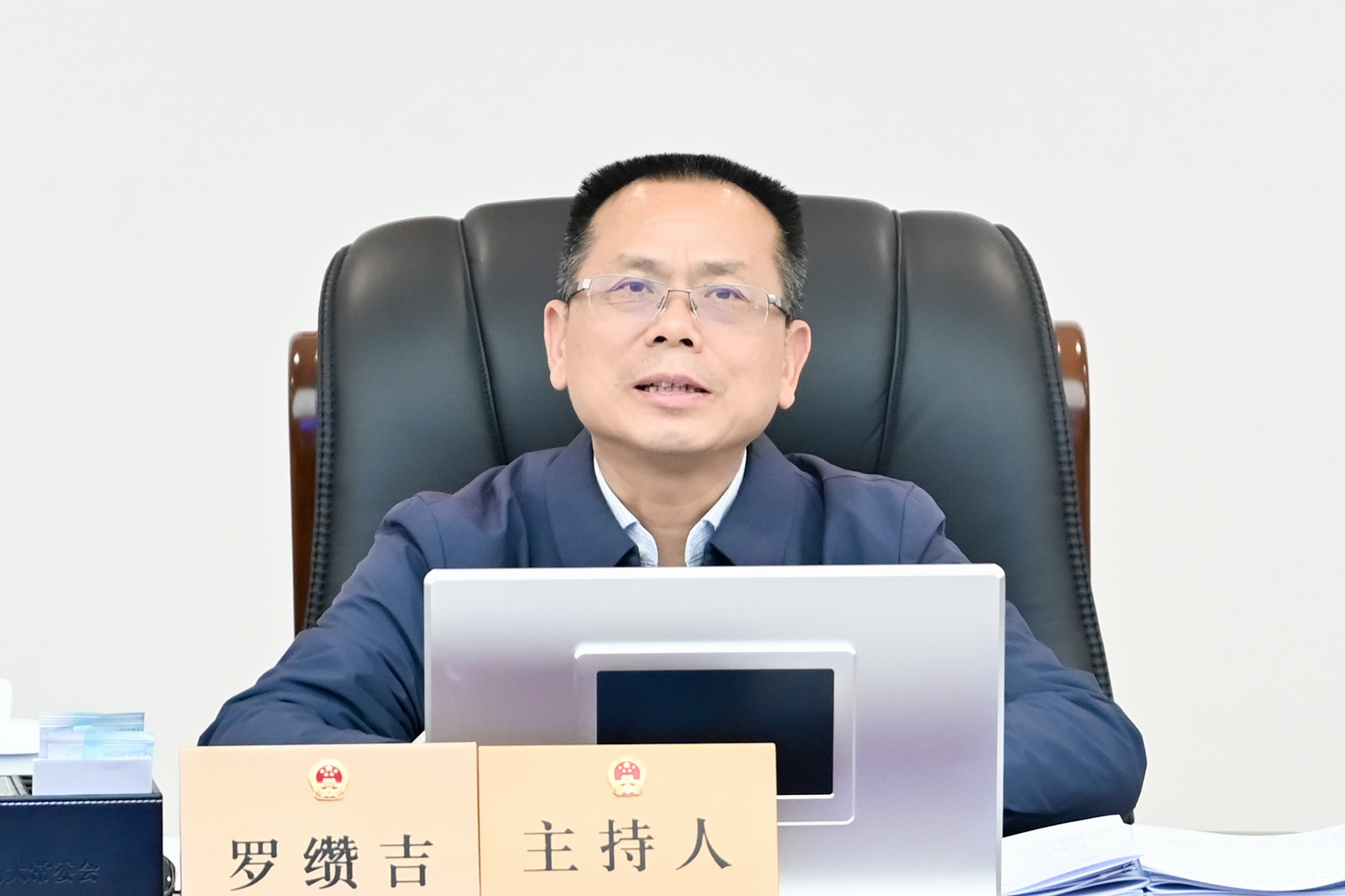 市人大常委会党组书记、主任罗缵吉主持会议。