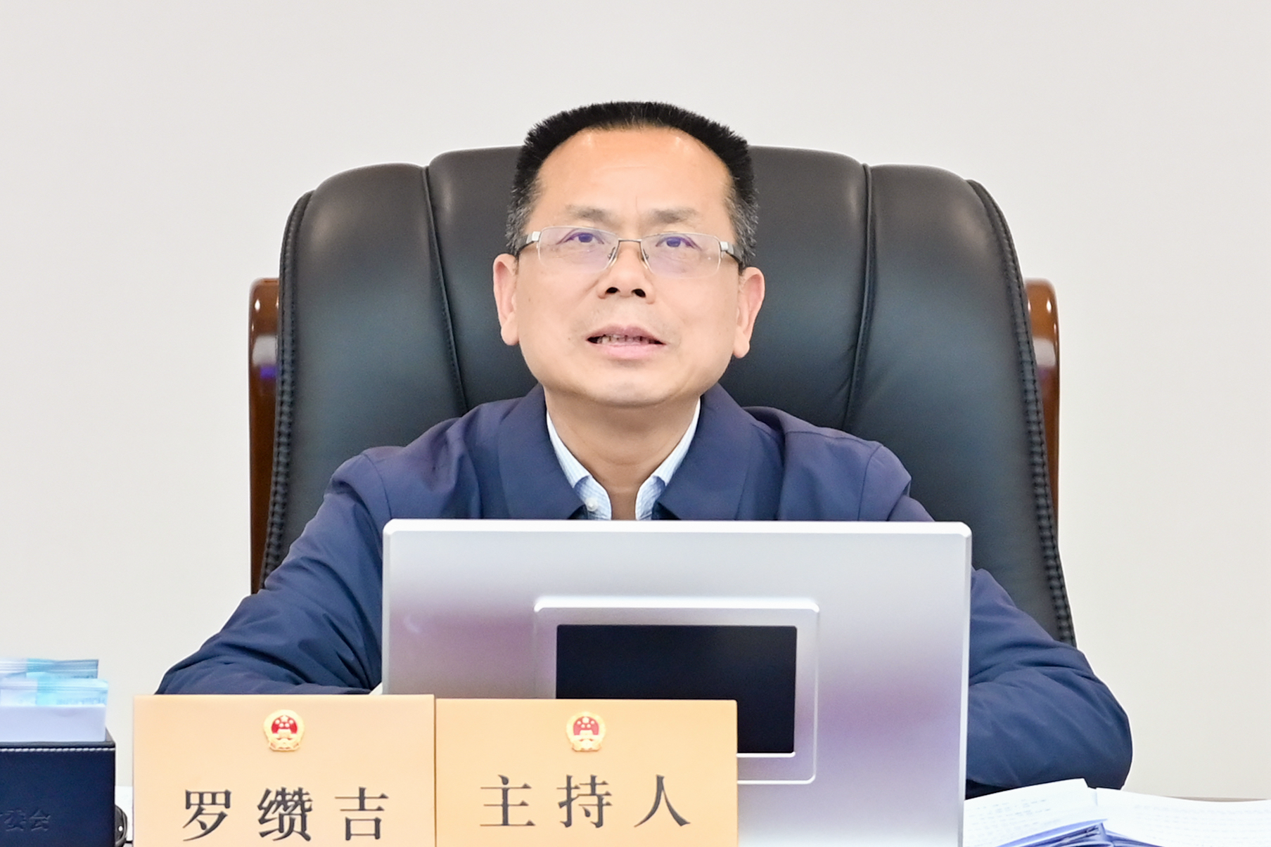 市人大常委会党组书记、主任罗缵吉讲话。