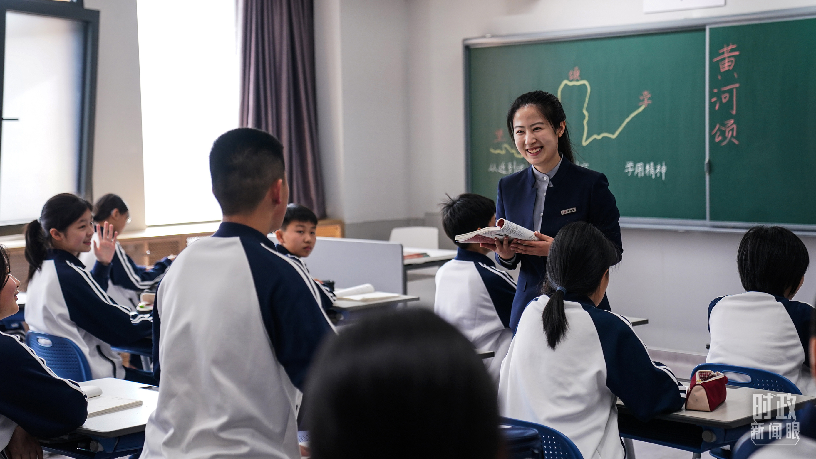 △北京四中雄安校区初一(2)班的语文课堂。(总台记者李晋拍摄) △北京四中雄安校区初一(2)班的语文课堂。(总台记者李晋拍摄)