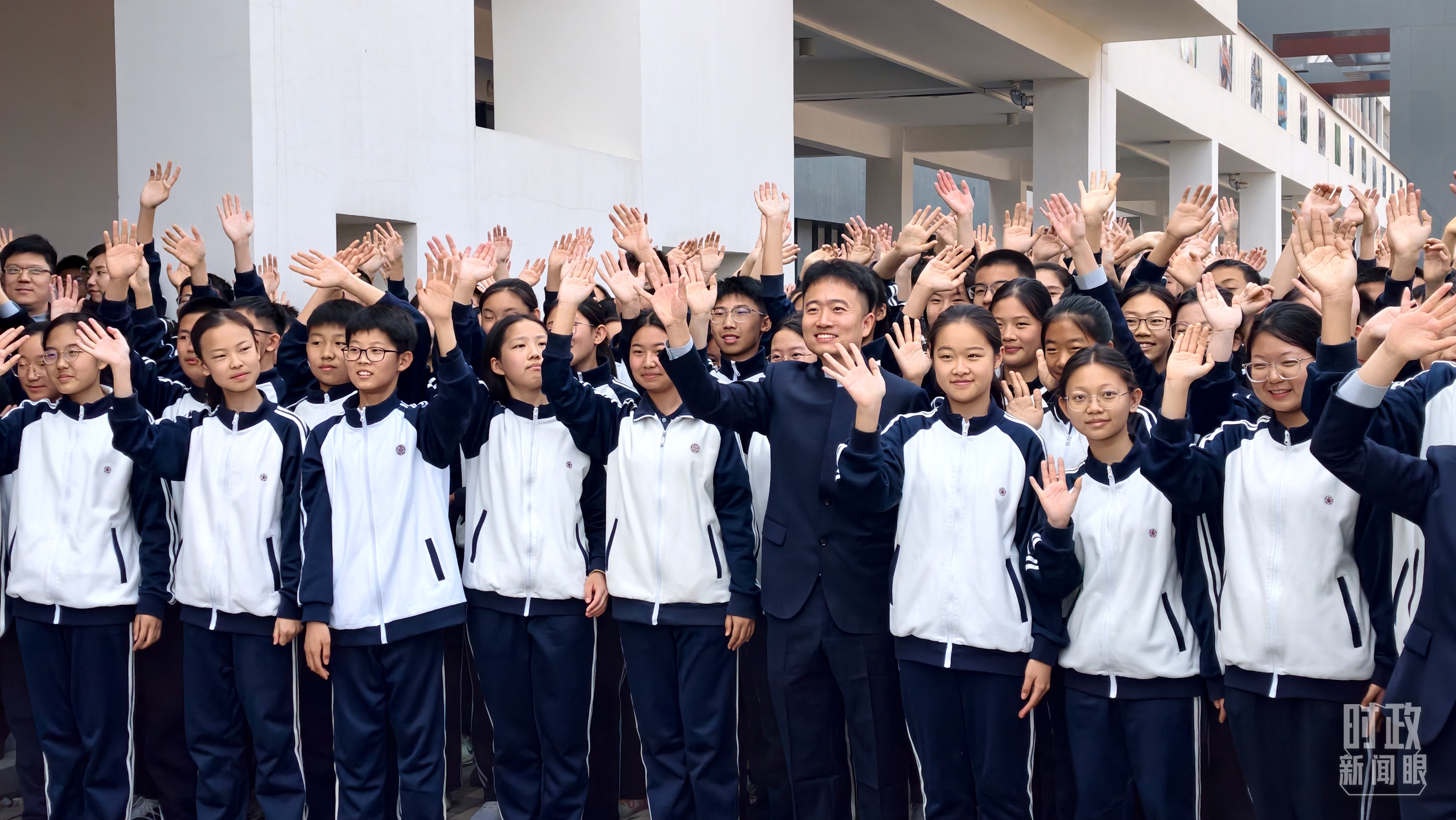 △北京四中雄安校区的师生。(总台央视记者郁振一拍摄) △北京四中雄安校区的师生。(总台央视记者郁振一拍摄)