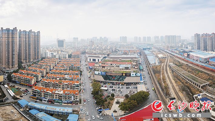 位于芙蓉区湘湖街道的三湘南湖大市场，过去是一片渔场，后来建起建材市场，如今又建起湘湖大视听产业园。均为长沙晚报记者 陈飞 摄